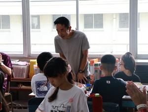 児童のみんなに話をするのりすの方