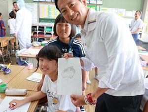 給食後に児童と触れ合う市長