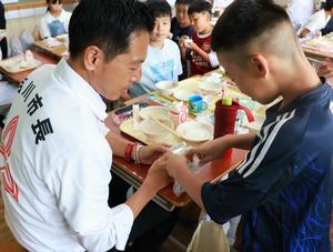 給食後に児童と触れ合う市長
