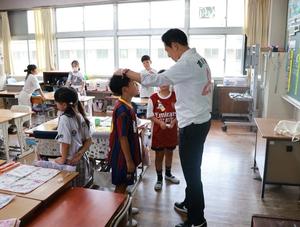 給食後に児童と触れ合う市長