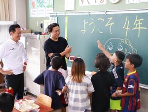 給食後に児童と触れ合う市長