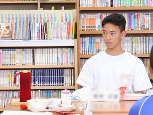 市長の話を真剣な表情で聞く生徒