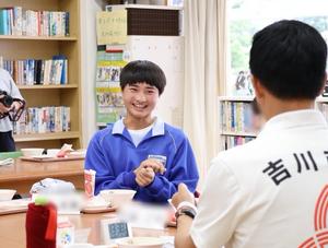 笑顔で市長に意見を伝える生徒