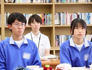 市長の話を真剣な表情で聞く生徒たち