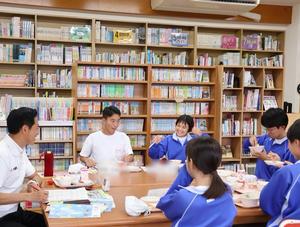 笑顔で市長に意見を伝える生徒