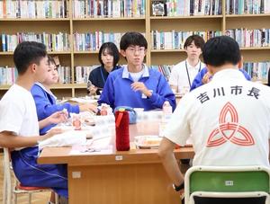 身振りをして市長に意見を伝える生徒