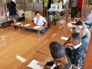 榎戸の皆さんと談笑する市長