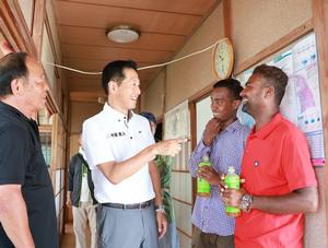 榎戸の皆さんと談笑する市長