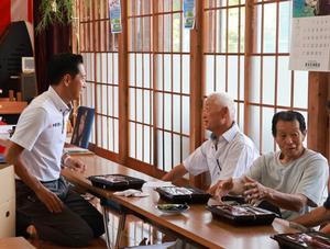 榎戸の皆さんと談笑する市長