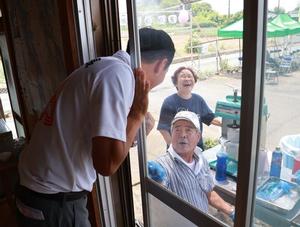 榎戸の皆さんと談笑する市長