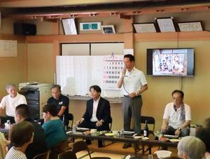 須賀自治会で挨拶をする市長