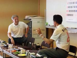 須賀の皆さんと談笑する市長