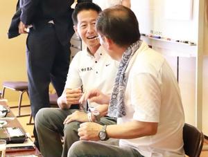 榎戸の皆さんと談笑する市長