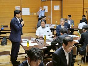 監査報告をする越谷市長