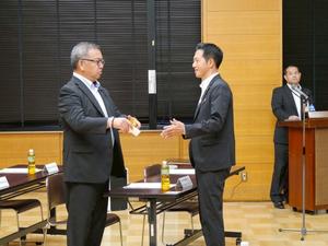 総会前に出席者と話をする市長