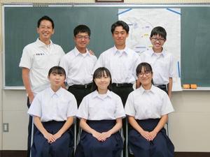 参加してくれた生徒のみんなと記念撮影する市長