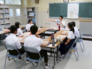 市長の話を真剣な表情で聞く生徒たち