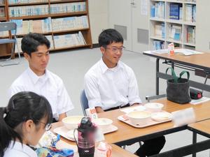 笑顔で発言する生徒