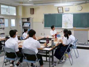 市域図を指し棒を使って説明する市長