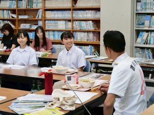 笑顔で市長とやりとりする生徒たち