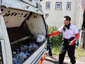 びんの収集作業をする市長