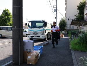 びんの収取作業をする市長