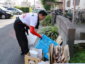 びんの収取作業をする市長