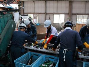 環境センターでの分別作業を行う市長