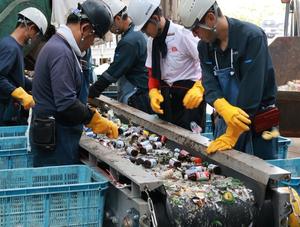 環境センターでの分別作業を行う市長