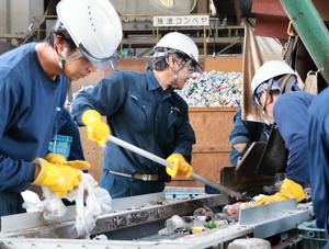 作業を行う吉川環境事業株式会社の皆さん
