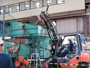 作業を行う吉川環境事業株式会社の皆さん