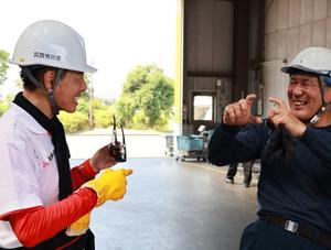 吉川環境事業株式会社の方と笑顔で話す市長