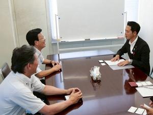 古川常務、青山工事長と笑顔で話す市長