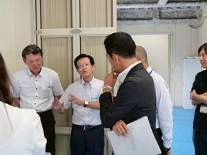 古川常務、青山工事長から説明を聞く市長