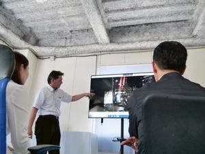 古川常務、青山工事長から説明を聞く市長