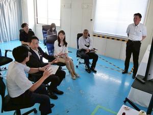 古川常務、青山工事長から説明を聞く市長