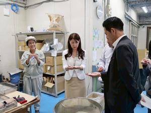 工場内を見学し、説明を受ける市長