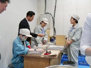 工場内を見学し、説明を受ける市長