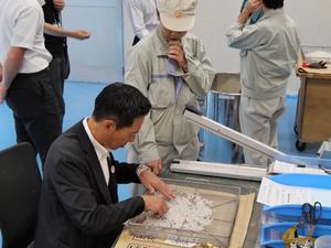 検品作業を体験する市長