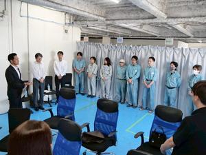 社員のみなさんに挨拶をする市長