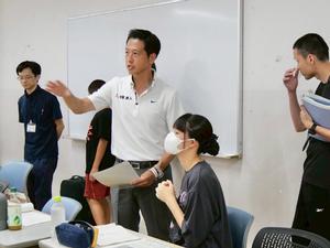 演者に声をかける市長