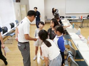 演者に声をかける市長