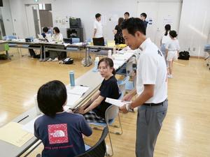 演者に声をかける市長