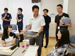 演者に声をかける市長