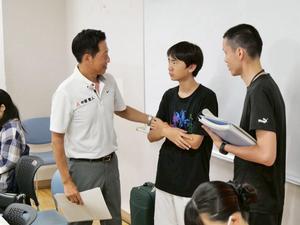 演者に声をかける市長