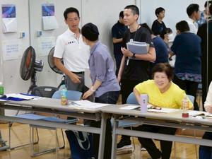 演者に声をかける市長