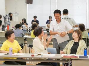 演者に声をかける市長