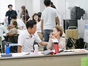 演者に声をかける市長