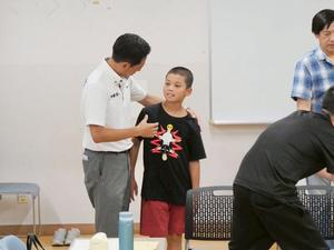 演者に声をかける市長