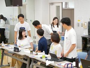 演者に声をかける市長